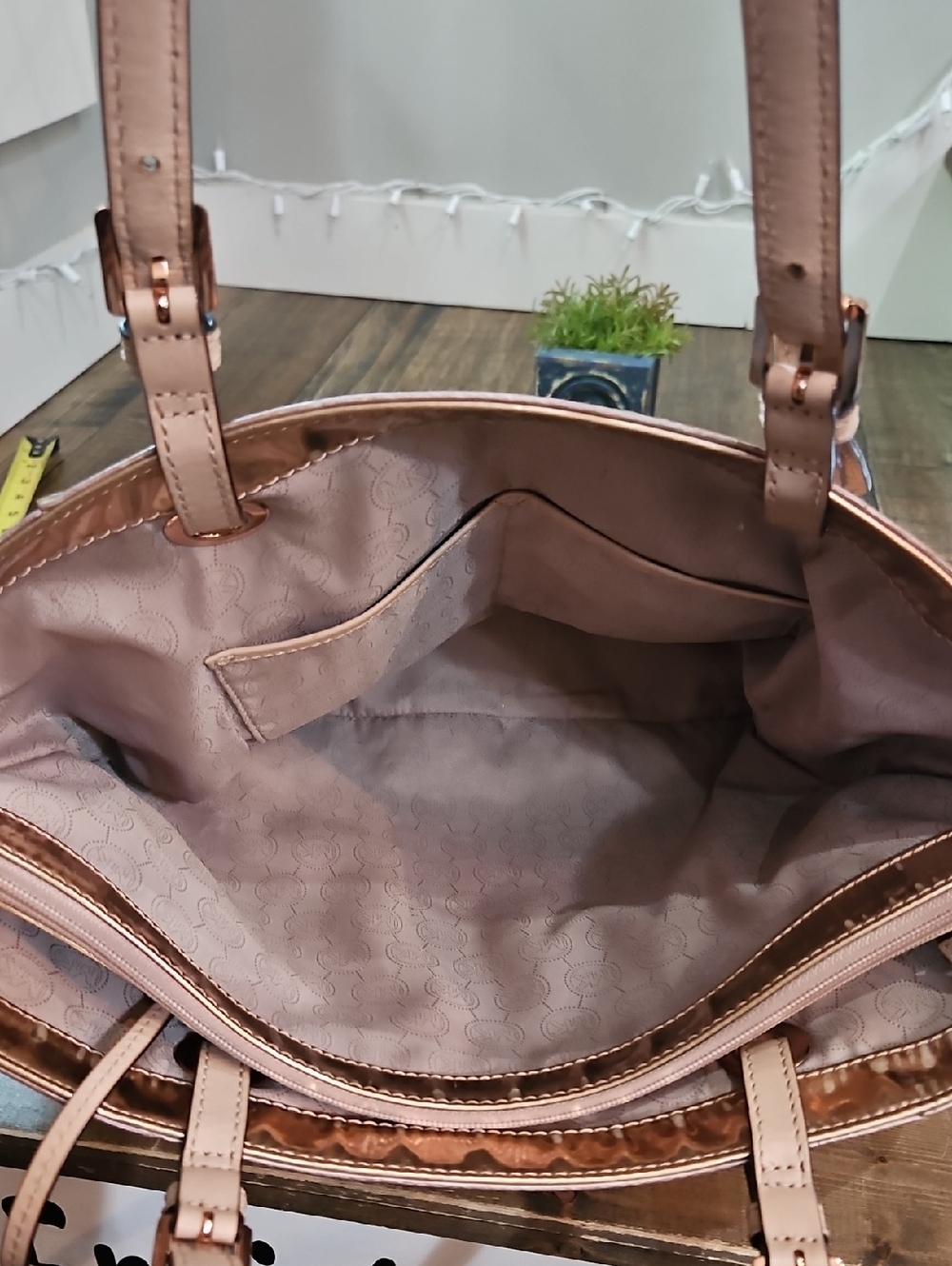 Michael Kors Metallic Rose Gold Tote with Matching Wallet - Picture 9 of 16